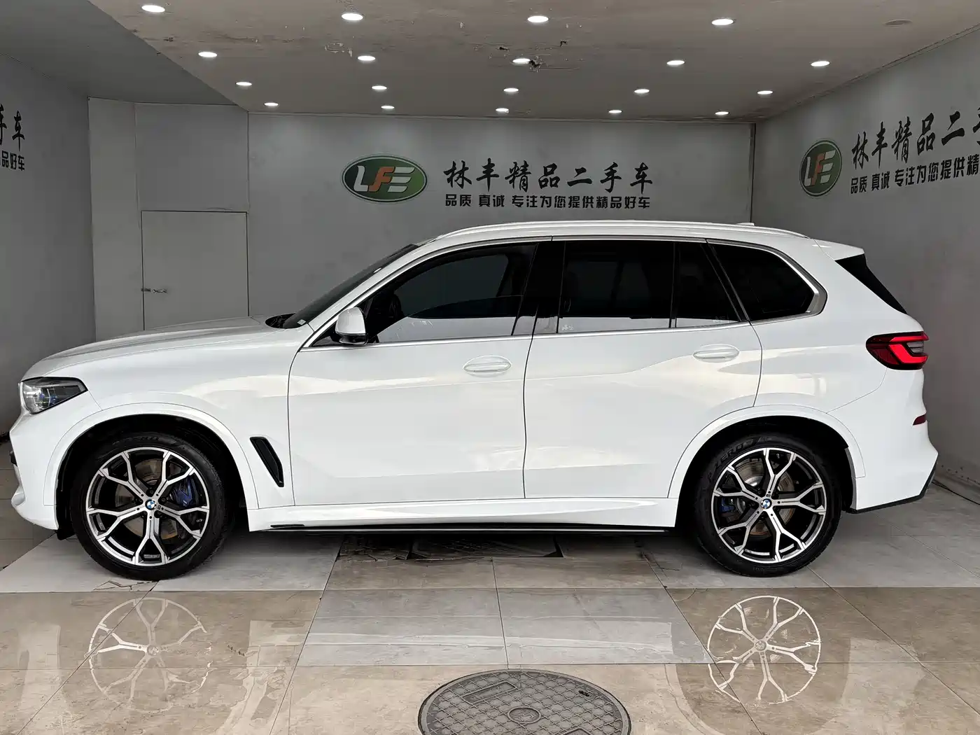 BMW X5 (Import) 2019 xDrive40i Exclusive M Sport Package фото 6