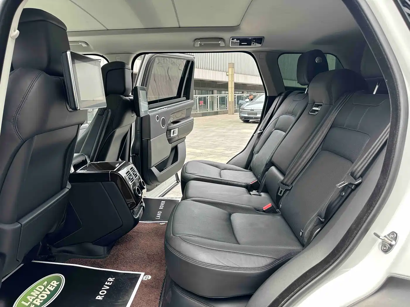 Land Rover Range Rover 2020 3.0 L6 Heritage Extended Edition фото 14
