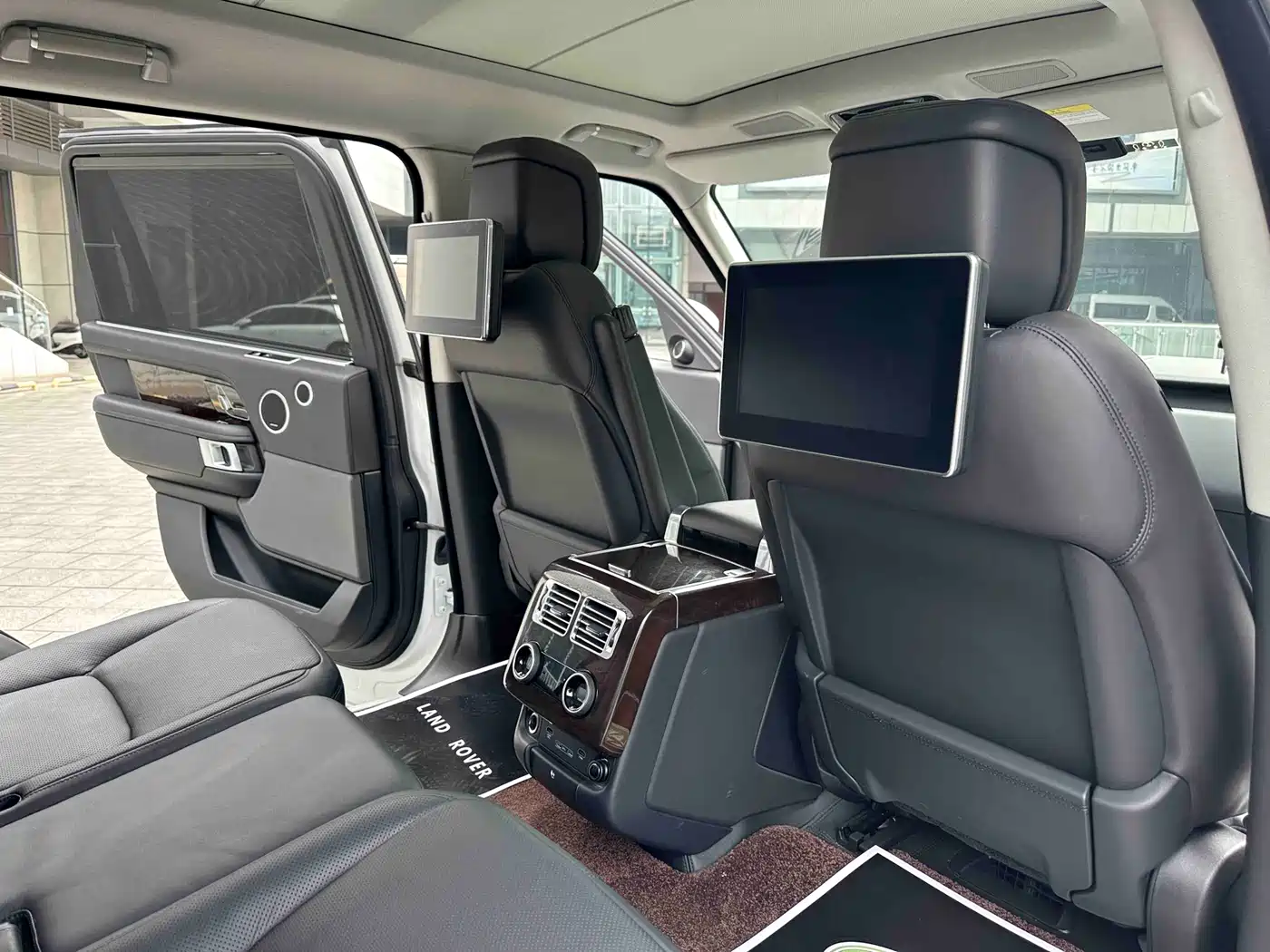 Land Rover Range Rover 2020 3.0 L6 Heritage Extended Edition фото 11