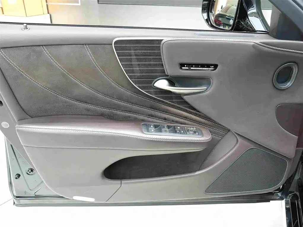 Фото 17 - Lexus LS