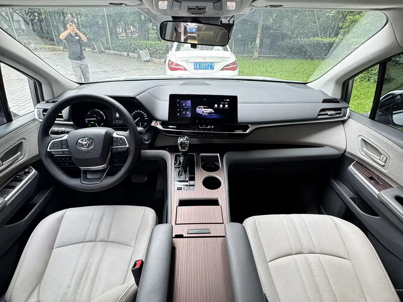 Toyota Granvia 2024 2.5L Hybrid Comfort фото 10