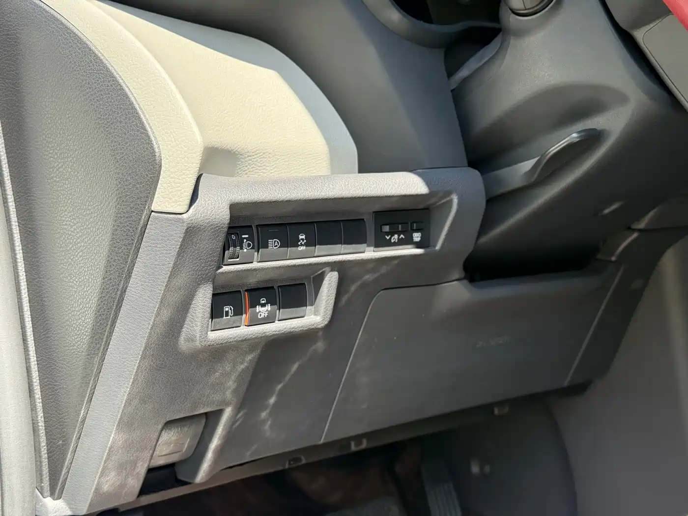 Toyota Granvia 2023 2.5L Hybrid Luxury Edition фото 18