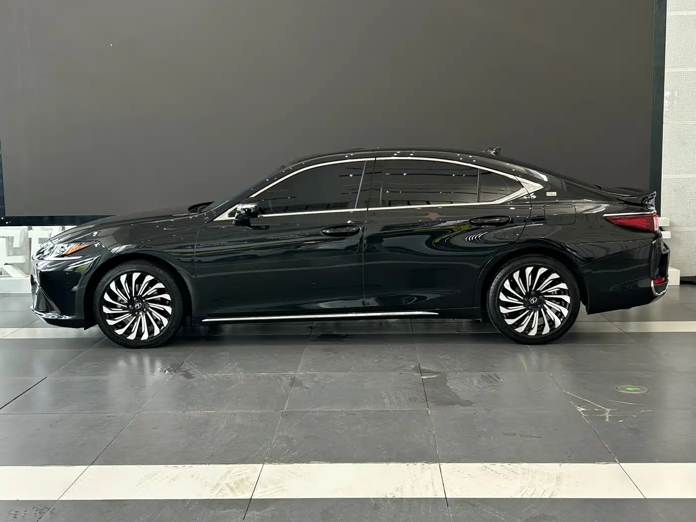 Фото 29 - Lexus ES