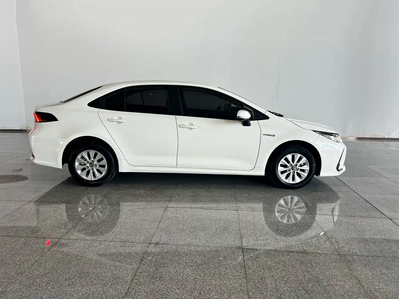 Toyota Corolla 2022 Hybrid 1.8L E-CVT Pioneer Edition фото 4