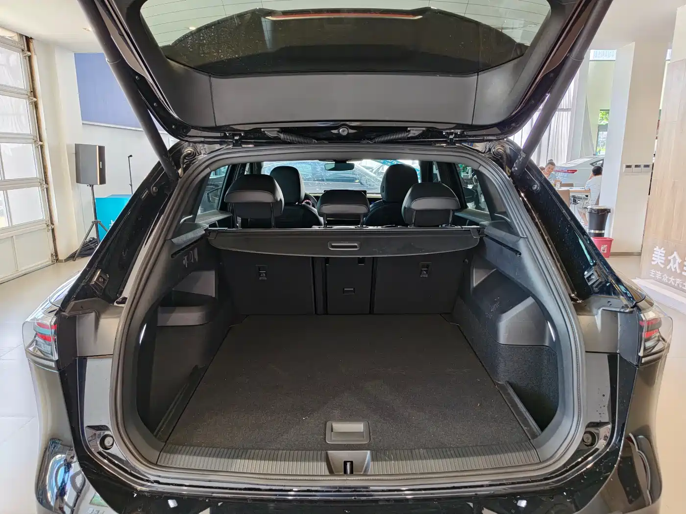 Volkswagen Tiguan L 2024 PRO 380TSI 4WD R-Line Premium Edition фото 16