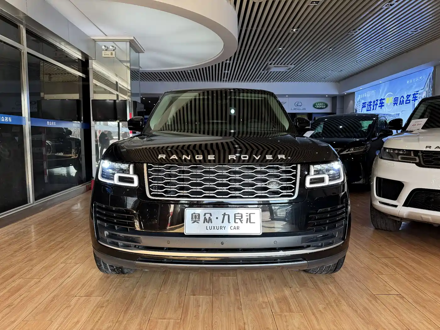 Land Rover Range Rover 2020 3.0 L6 Heritage Extended Edition фото 2
