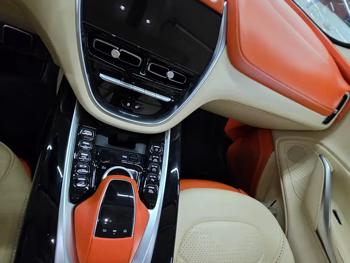 Фото 4 - Aston Martin DBX