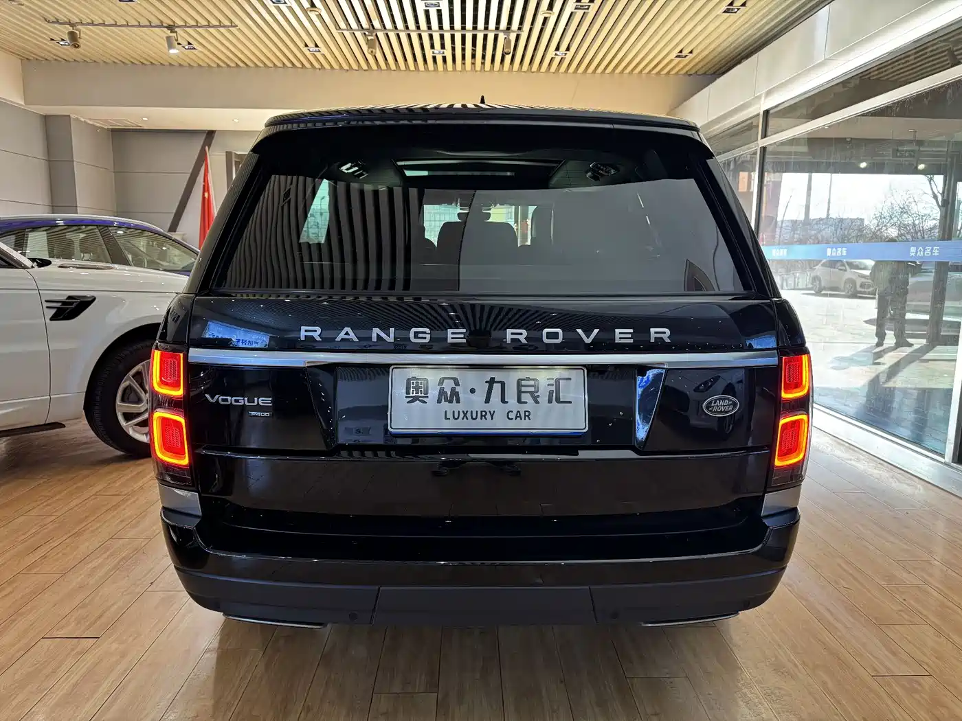 Land Rover Range Rover 2020 3.0 L6 Heritage Extended Edition фото 12