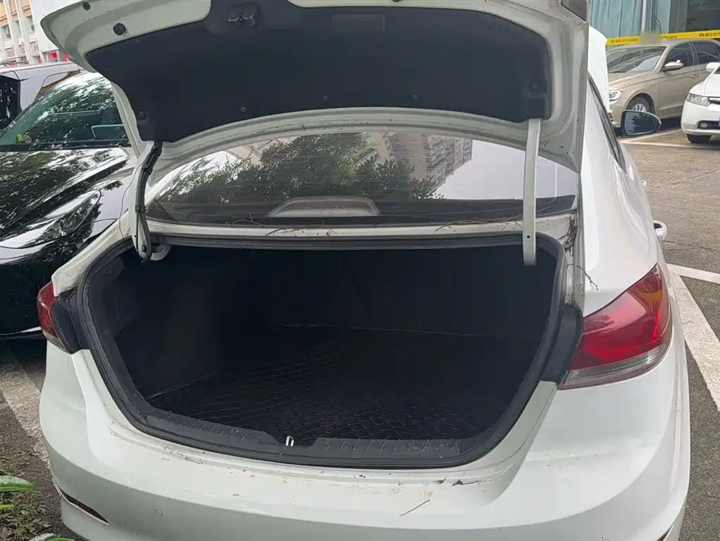 Hyundai Elantra 2016 Model 1.6L Automatic Smart Elite фото 17