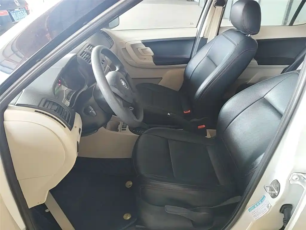 Škoda Fabia 2014 1.4L Automatic Crystal Edition фото 15