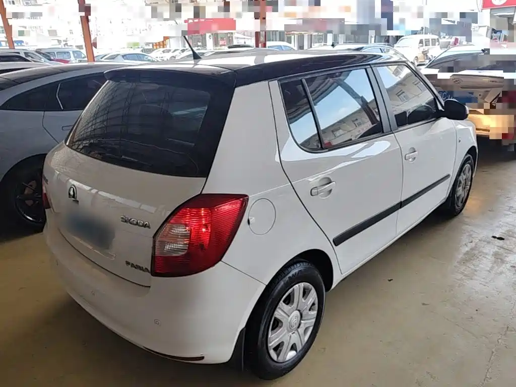 Škoda Fabia 2014 1.4L Automatic Crystal Edition фото 7