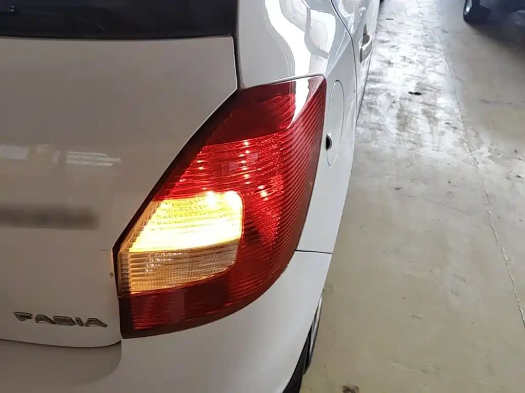 Škoda Fabia 2014 1.4L Automatic Crystal Edition фото 8