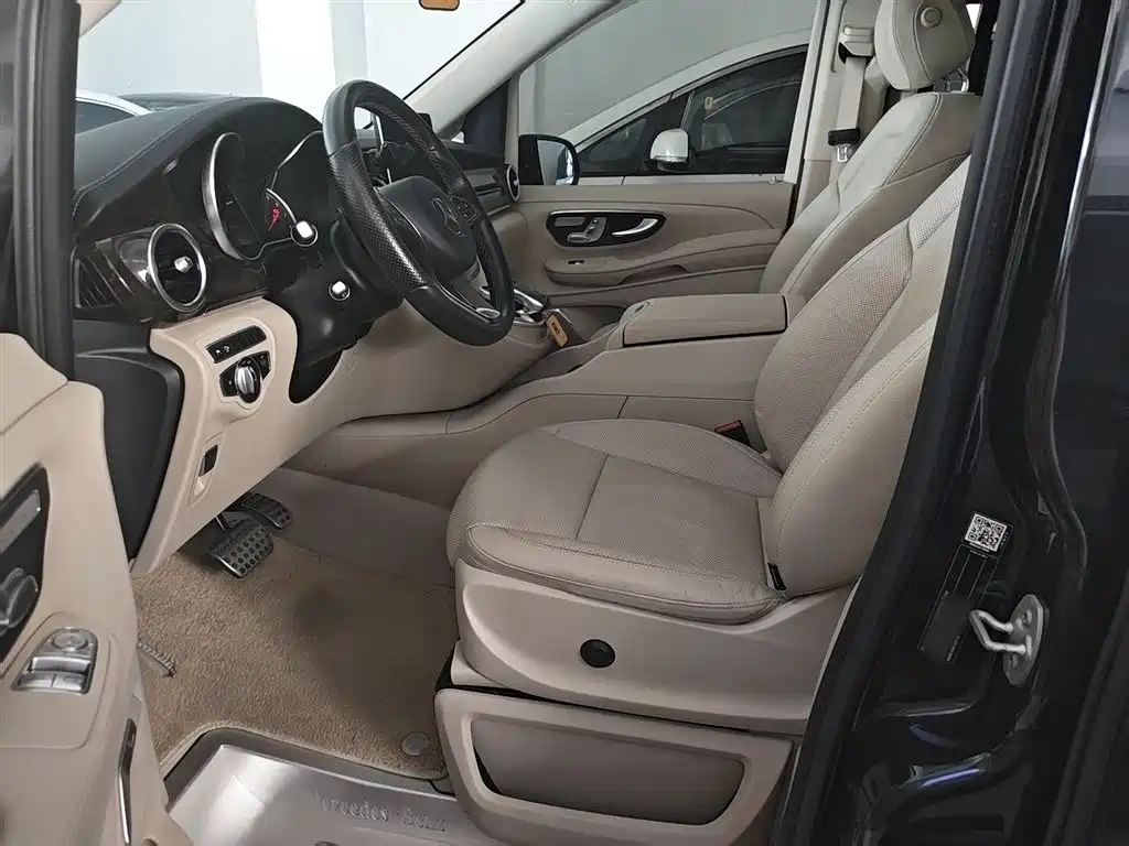 Mercedes-Benz V-Class 2017 Model V 260 L Premium Extended Edition фото 22
