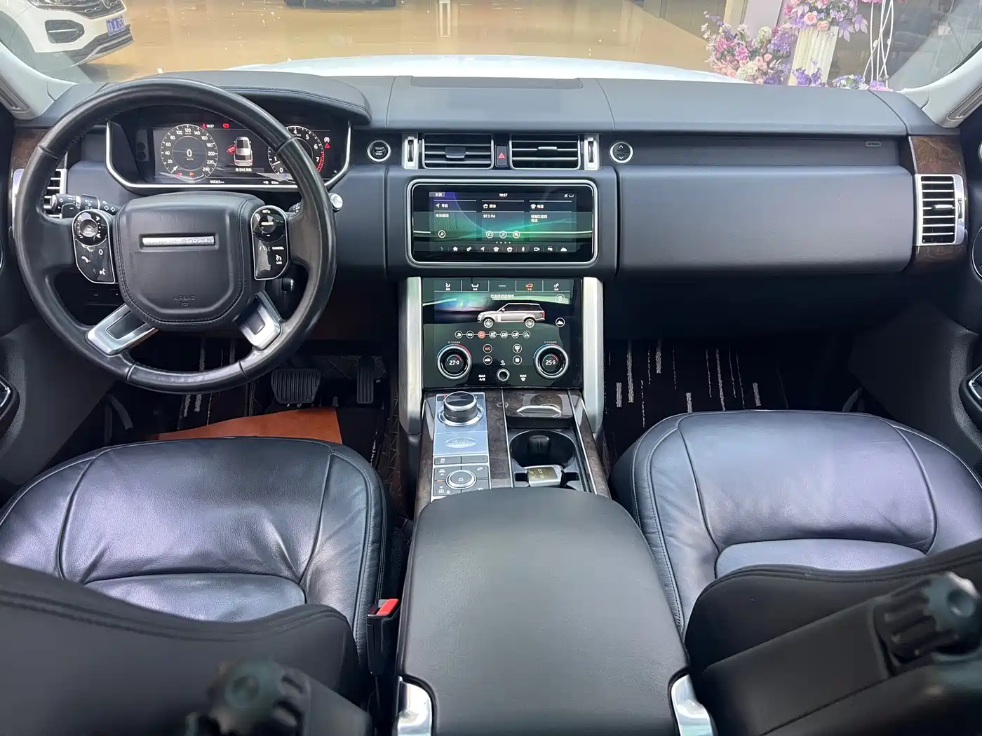 Land Rover Range Rover 2021 3.0 L6 Golden Age Edition фото 16