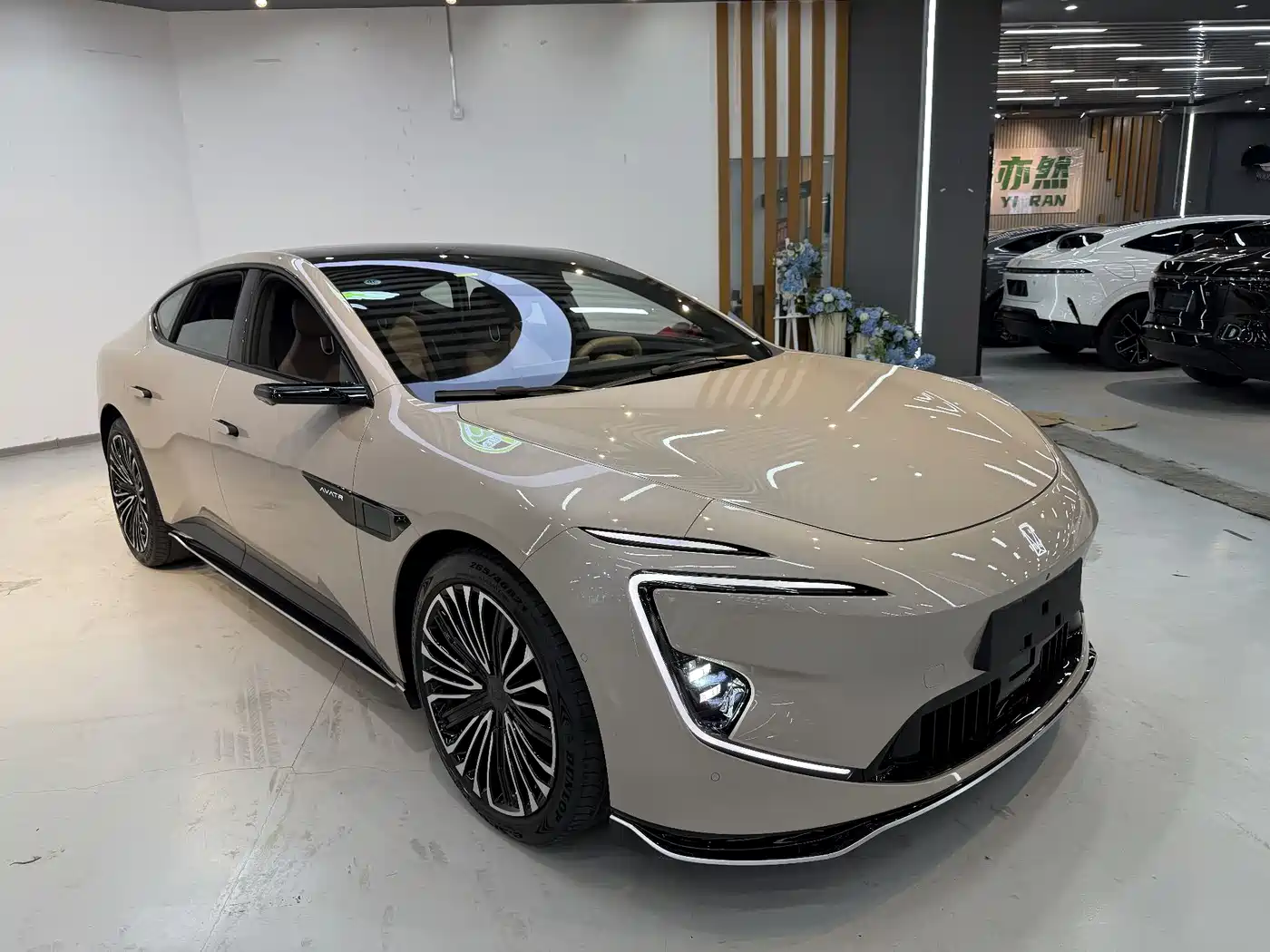 Avatr 12 2026 Pure Electric AWD 4-Seater фото 3