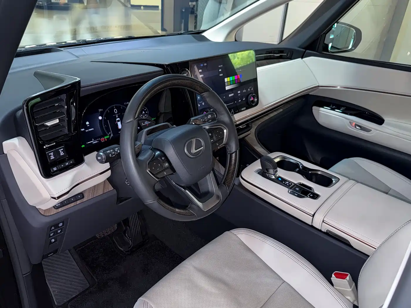 Lexus LM 2023 500h 6-Seater Prestige Edition фото 7