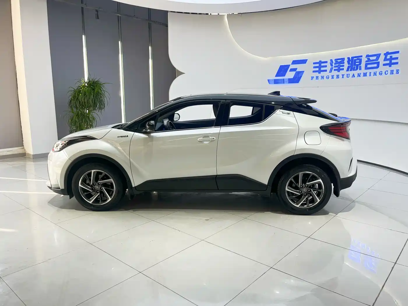 Toyota C-HR 2021 Dual Engine 2.0L E-CVT Luxury Edition фото 2