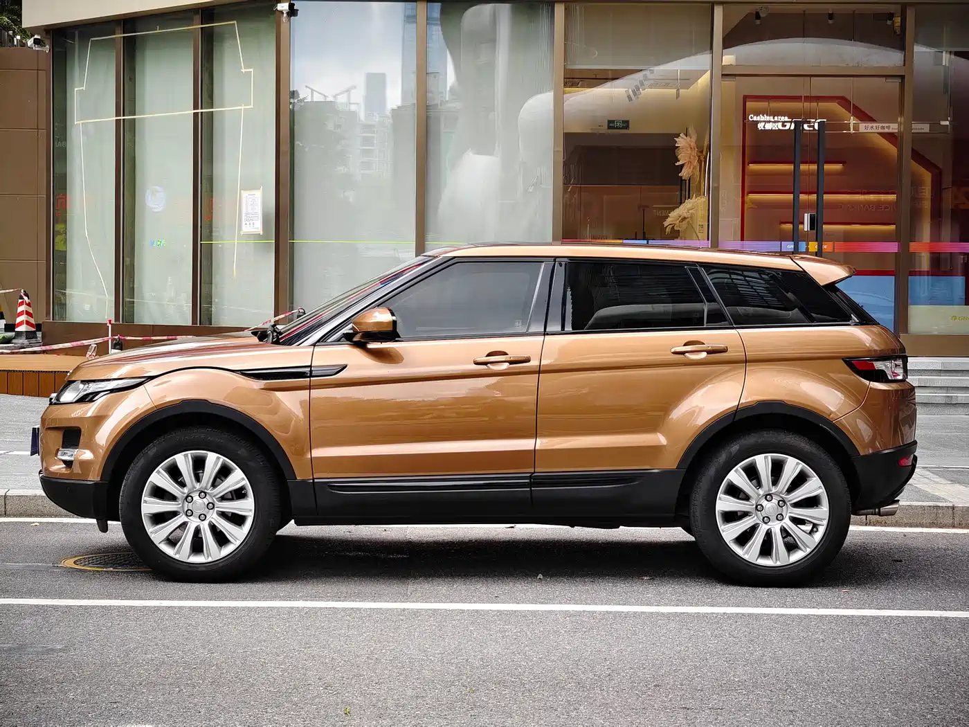 Land Rover Range Rover Evoque 2015 2.0T 5-Door Intelligent Edition фото 4