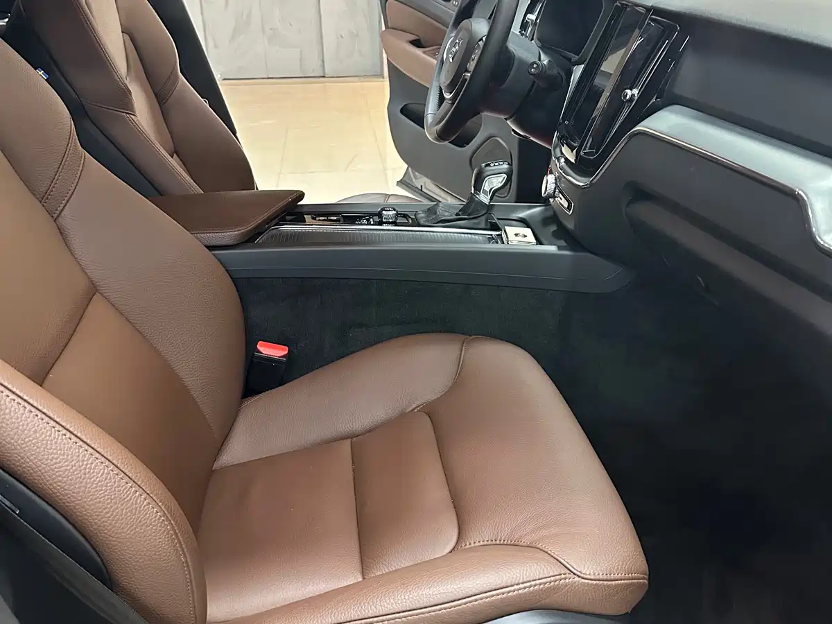 Фото 14 - Volvo XC60