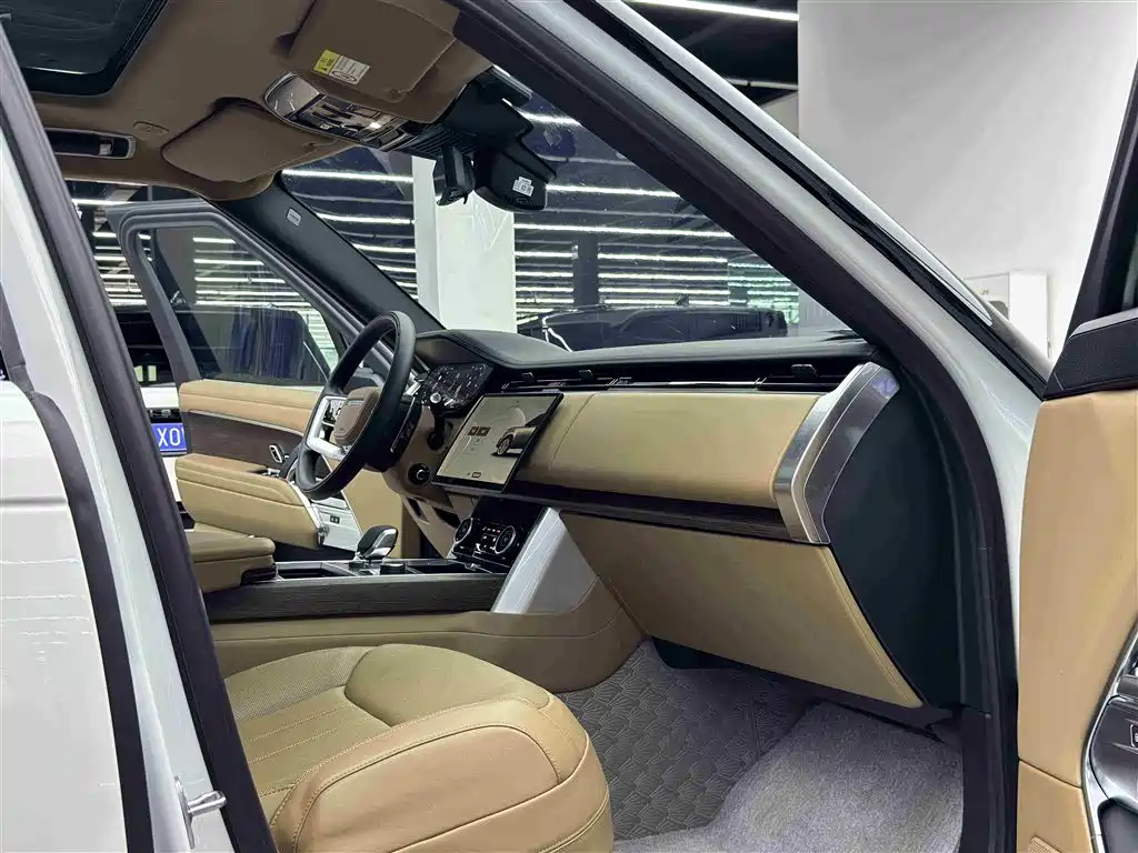 Land Rover Range Rover 2023 3.0 L6 360PS Golden Age Edition фото 8