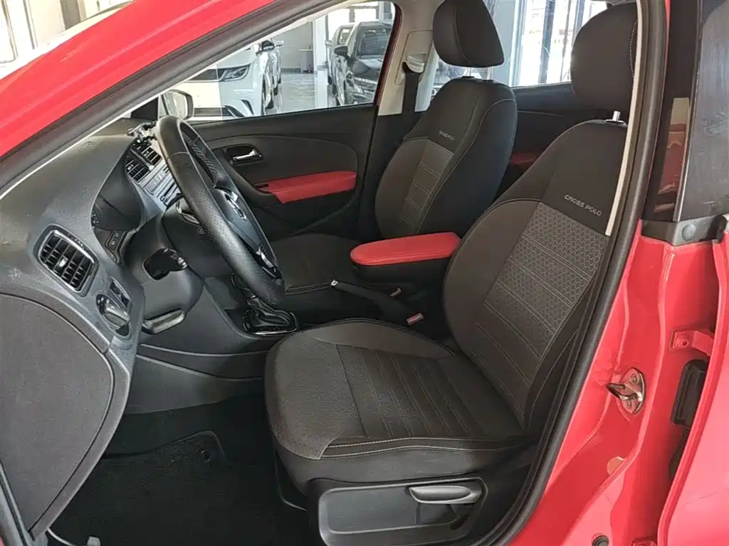 Volkswagen Polo 2014 1.6L Cross Polo Automatic фото 11