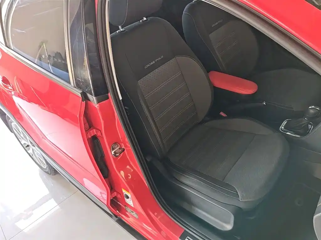 Volkswagen Polo 2014 1.6L Cross Polo Automatic фото 20