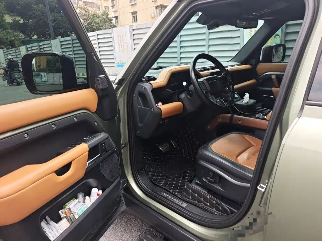 Photo 14 - Land Rover Defender