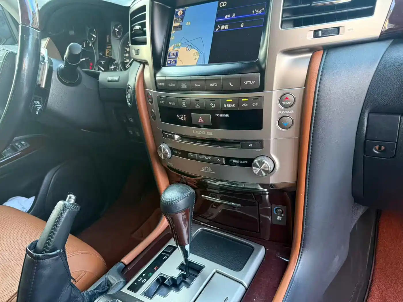 Фото 12 - Lexus LX