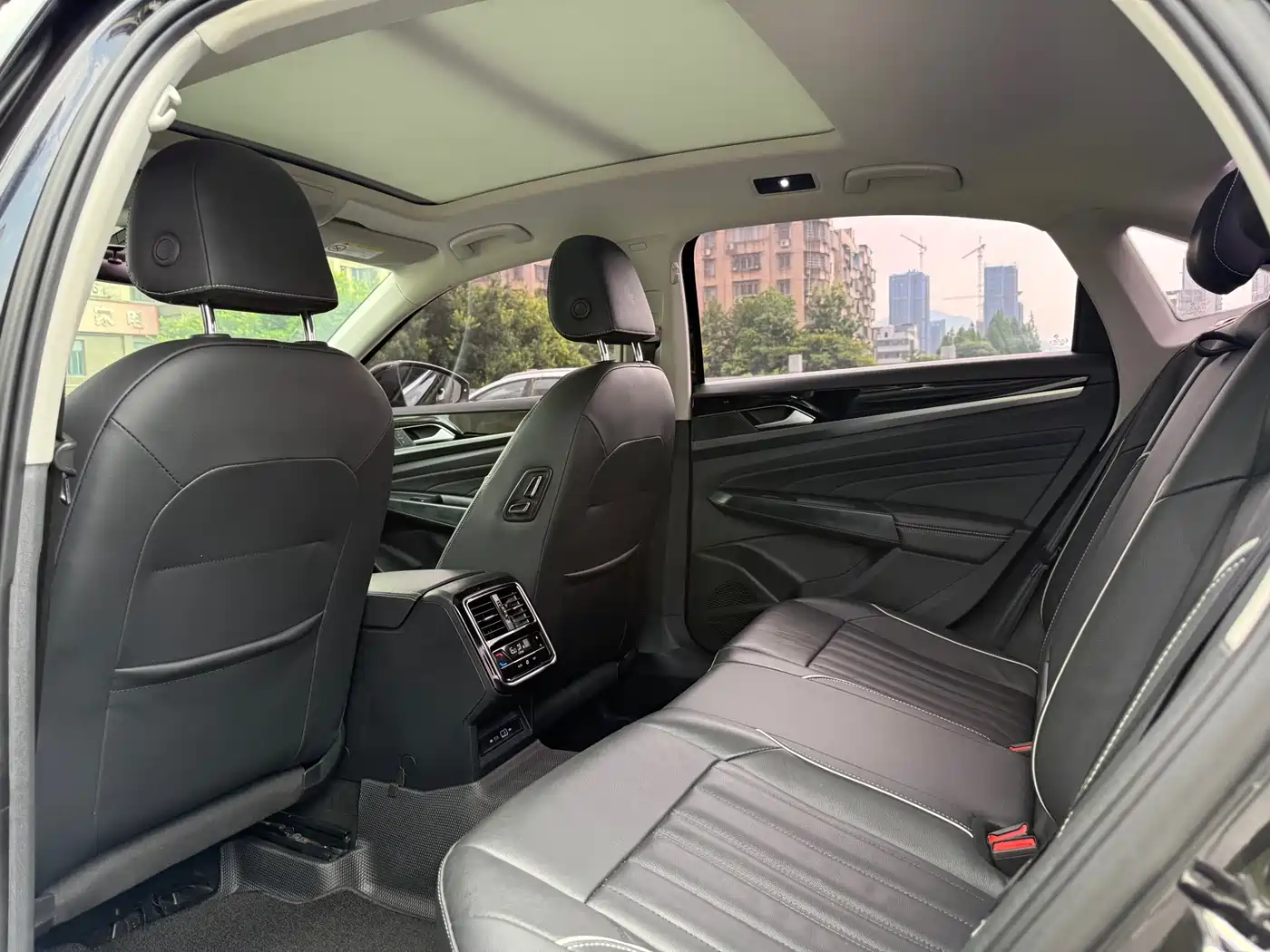 Volkswagen Passat 2022 330TSI Starlight Elite Edition фото 15
