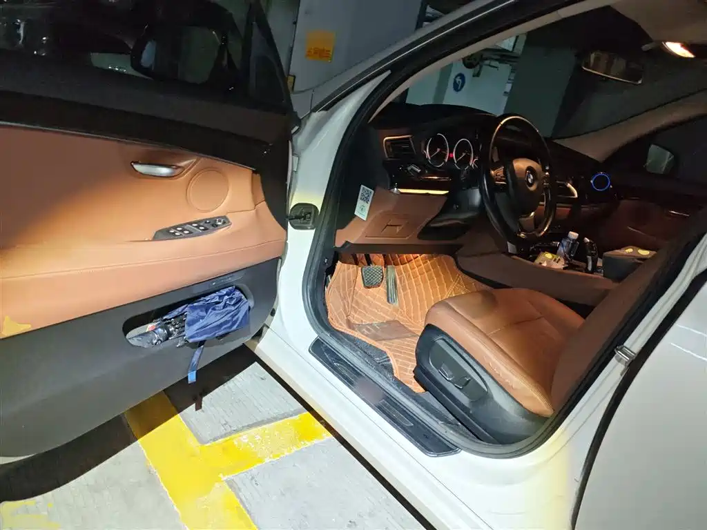 BMW 5 Series GT 2015 535i Leading фото 13
