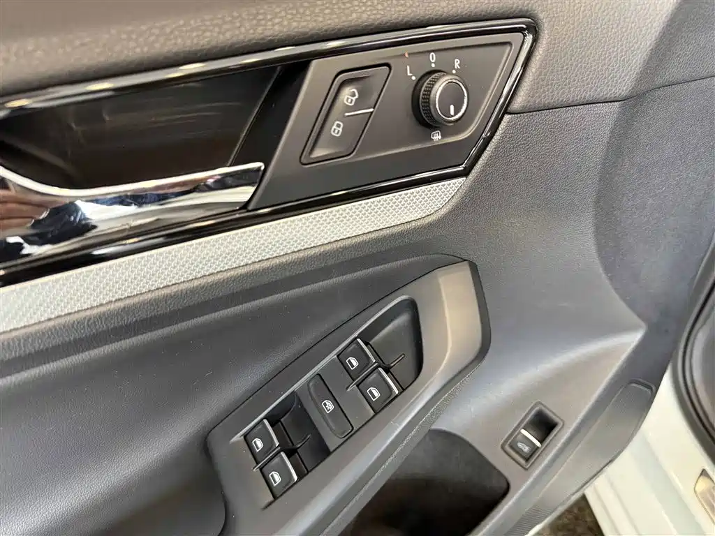 Volkswagen Sagitar 2015 230TSI Automatic Comfort фото 13