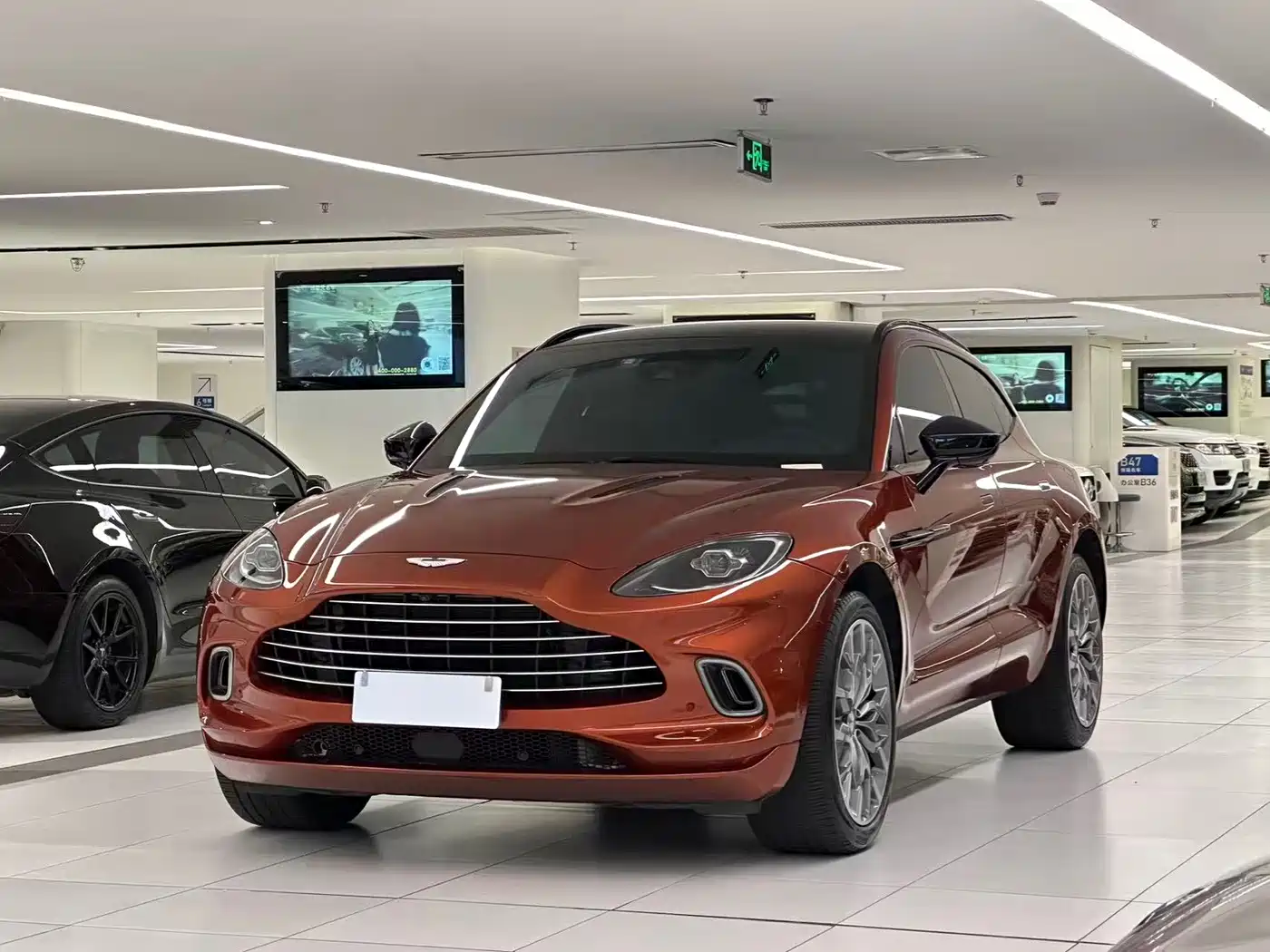Photo 1 - Aston Martin DBX