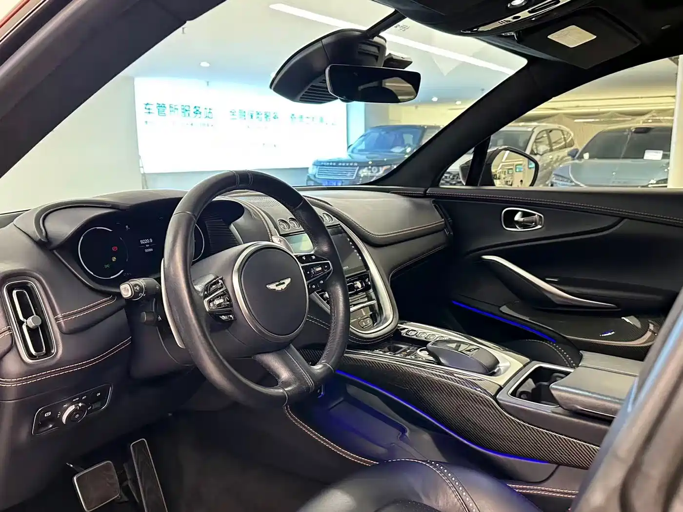 Photo 10 - Aston Martin DBX