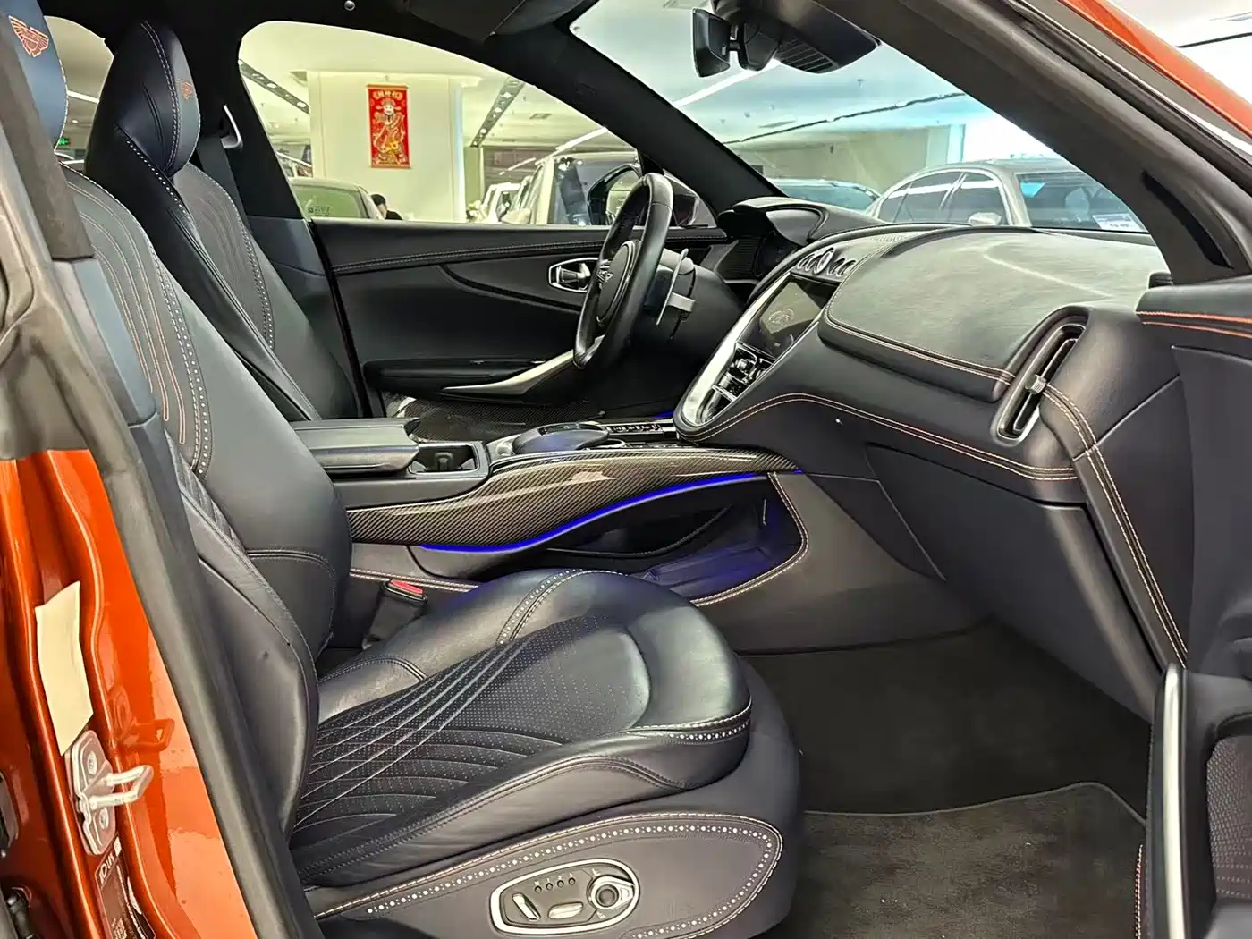 Photo 12 - Aston Martin DBX