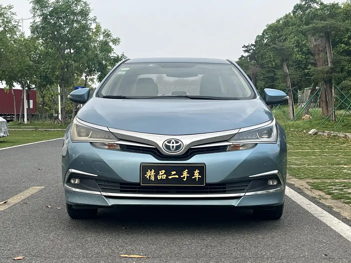 Toyota Corolla 2016 Dual Hybrid 1.8L E-CVT Elite Edition фото 2