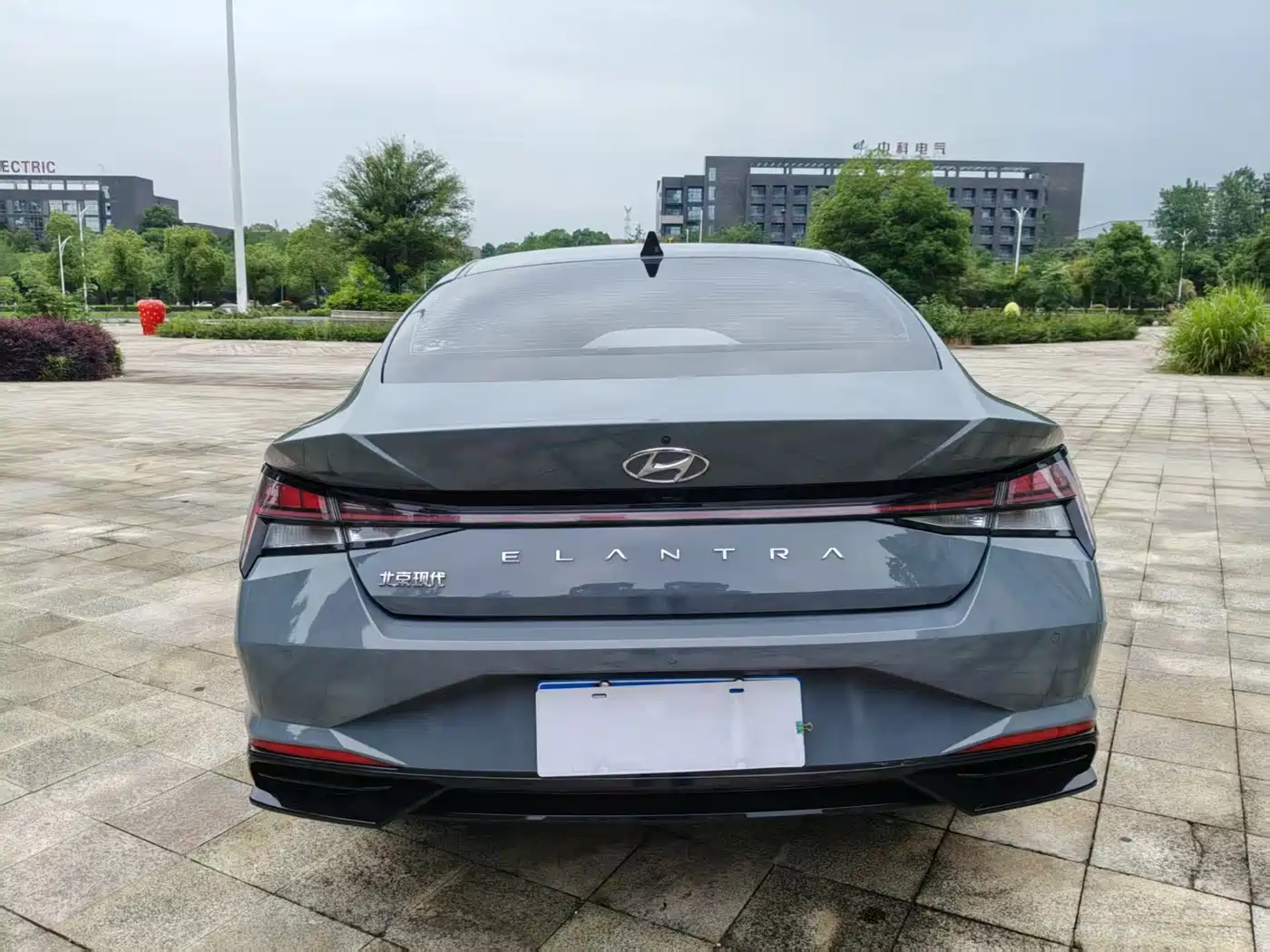 Hyundai Elantra 2022 1.5L CVT LUX Premium Edition фото 9