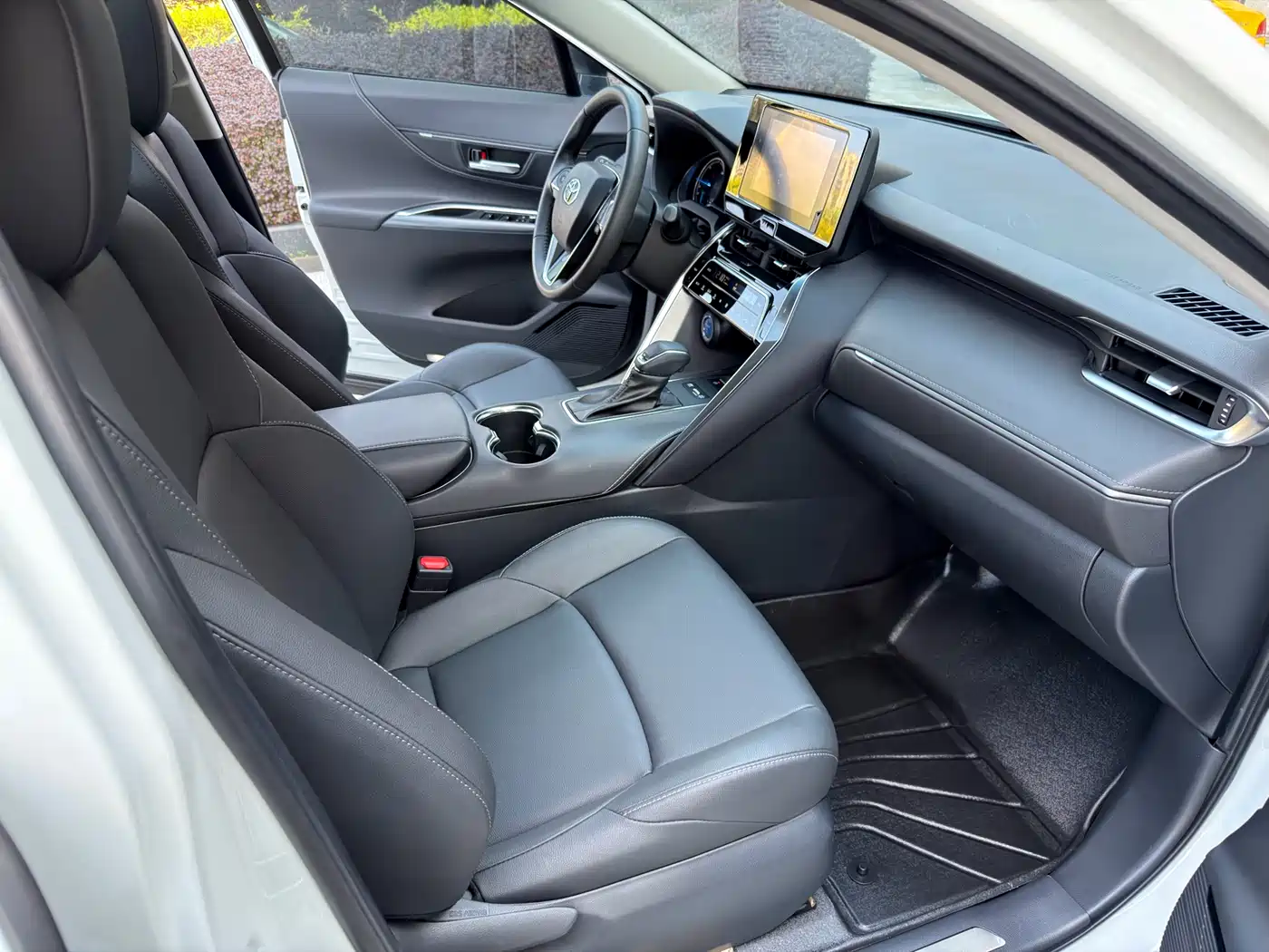 Toyota Venza 2022 Dual Engine 2.5L CVT 2WD Luxury фото 13