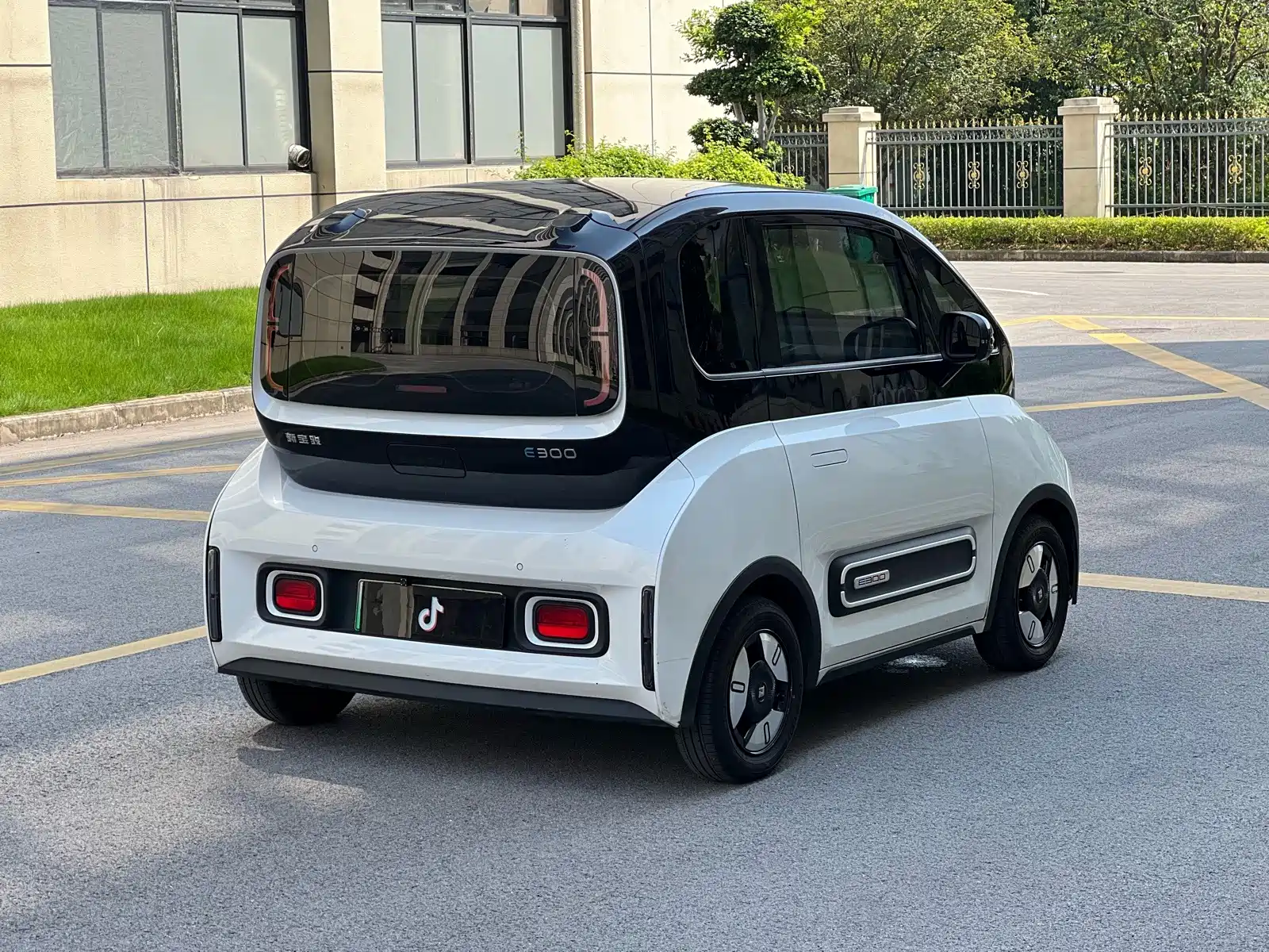 Фото 6 - Baojun E300