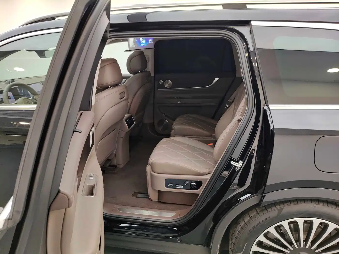AITO Wenjie AITO M9 2025 Extended Range Ultra 52kWh 6-Seater фото 17