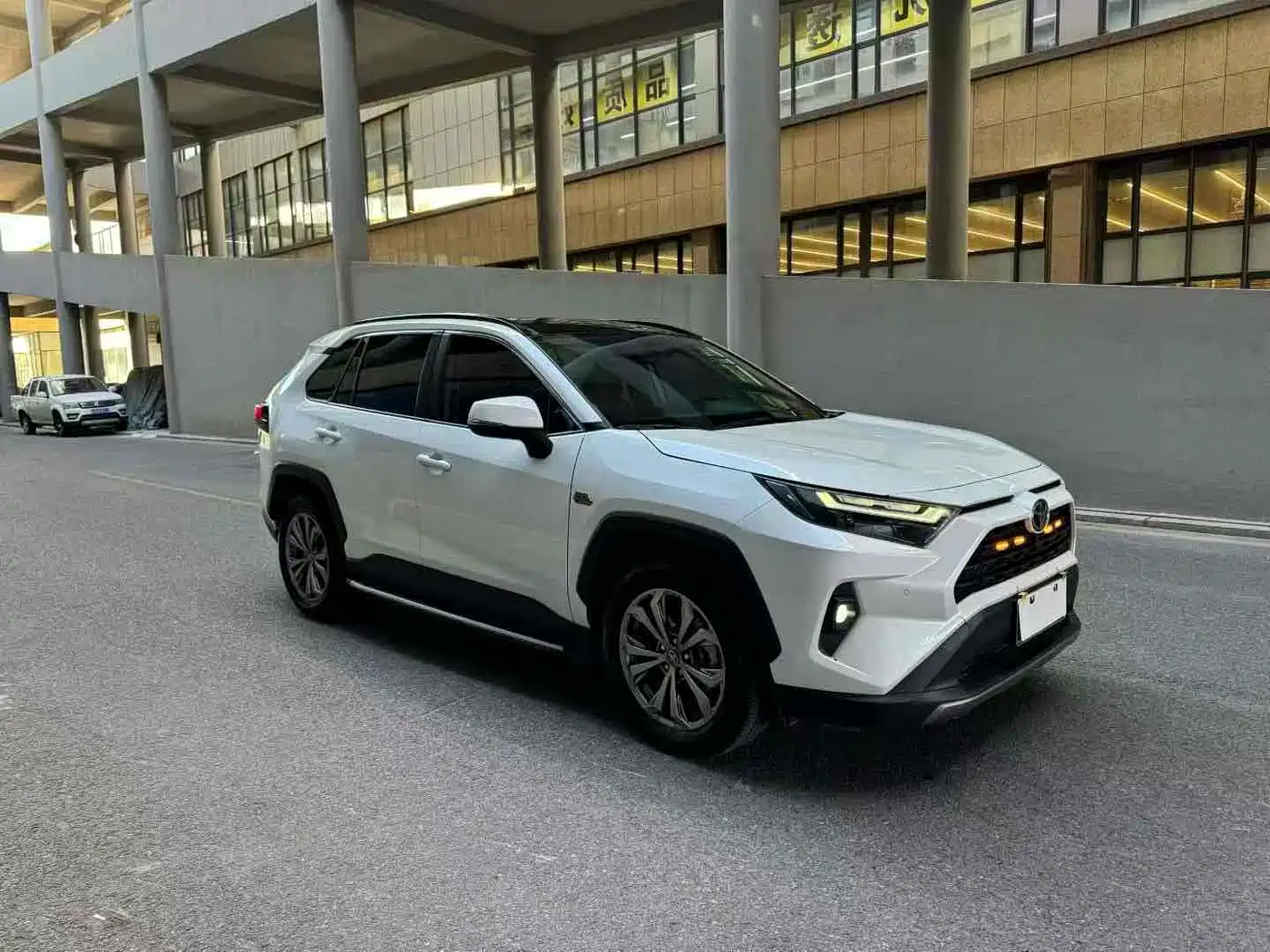 Toyota RAV4 Rongfang 2023 2.0L CVT 2WD 20th Anniversary Platinum Edition фото 2