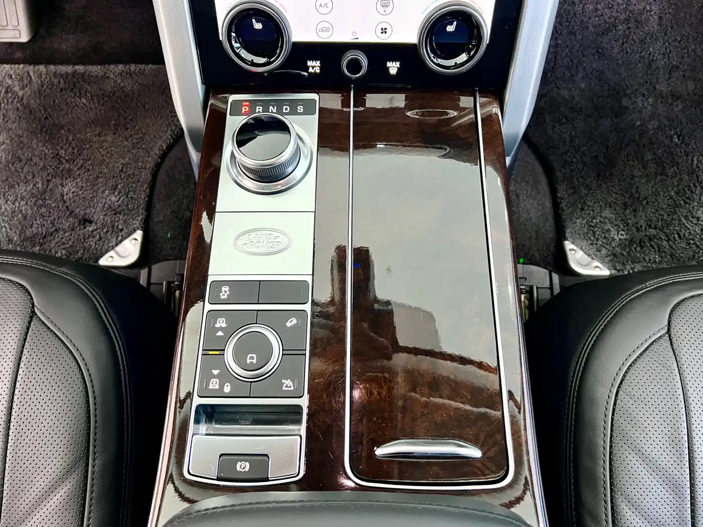 Land Rover Range Rover 2021 3.0 L6 Heritage Extended Classic Edition фото 19