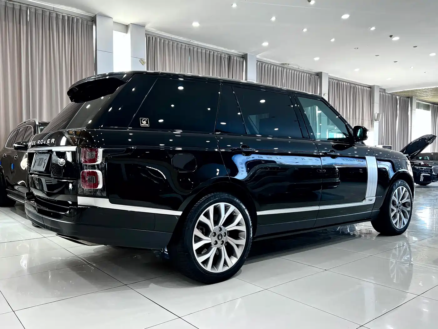Land Rover Range Rover 2021 3.0 L6 Heritage Extended Classic Edition фото 4