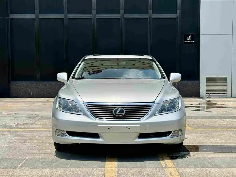 Photo 2 - Lexus LS