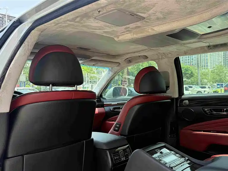 Photo 14 - Lexus LS