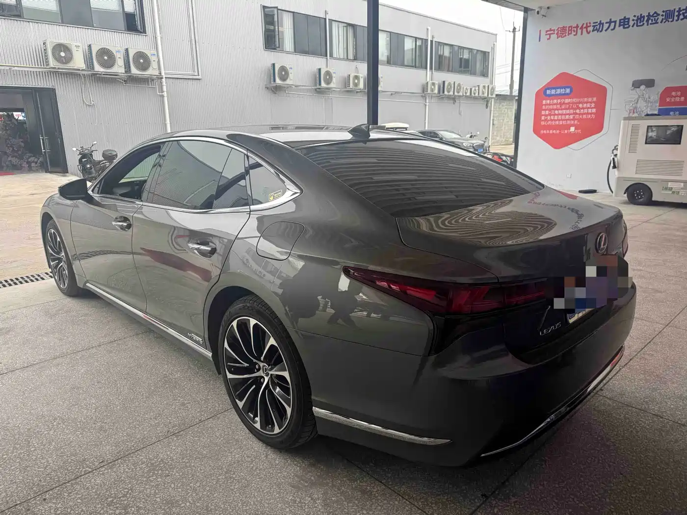 Lexus LS 2021 500h Executive Edition фото 4