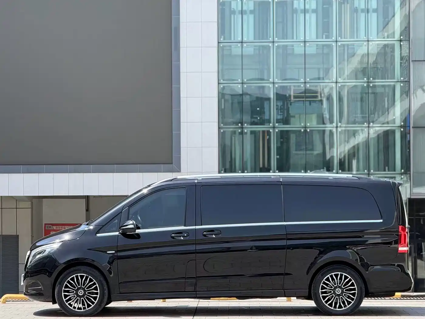 Mercedes-Benz V-Class 2018 V 260 L Premium Long Wheelbase Edition China VI фото 18
