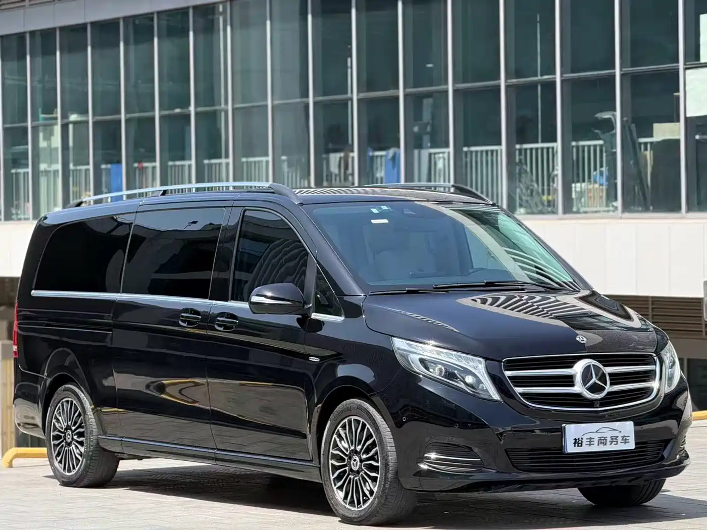 Mercedes-Benz V-Class 2018 V 260 L Premium Long Wheelbase Edition China VI фото 3