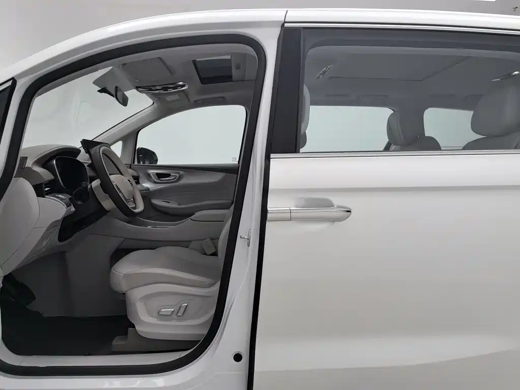 Фото 10 - Roewe iMAX8 EV