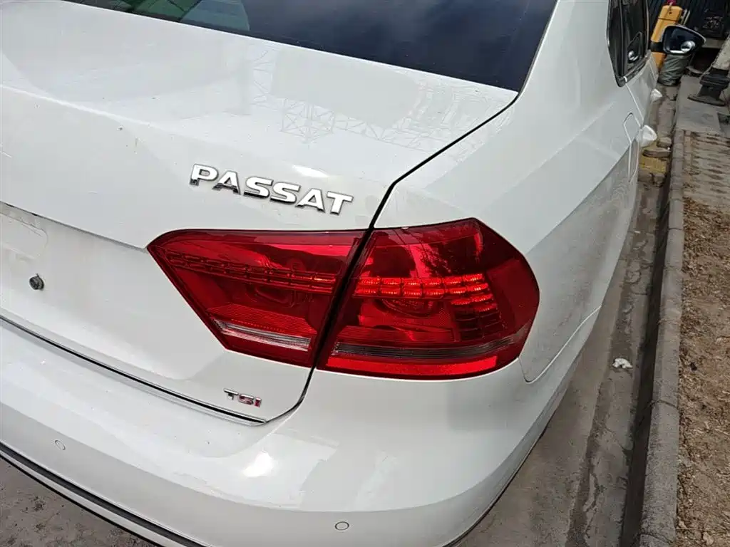 Volkswagen Passat 2014 1.8TSI DSG Executive Edition фото 8