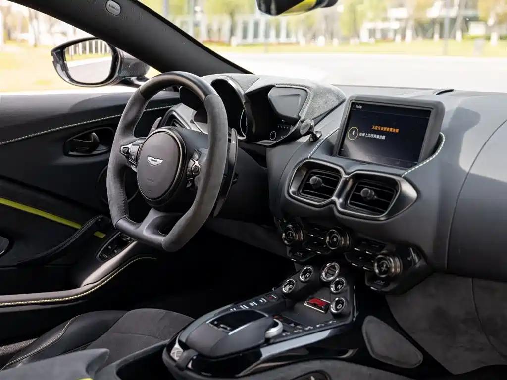 ASTON MARTIN V8 VANTAGE